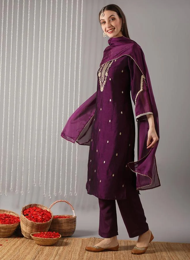 جلو باص مجموعة من كورتا بنفسجية مطرزة بقصة مستقيمة مع بنطال ووشاح